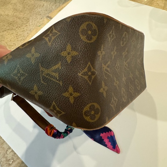Louis Vuitton Excentri-Cité Handbag - Picture 6 of 16